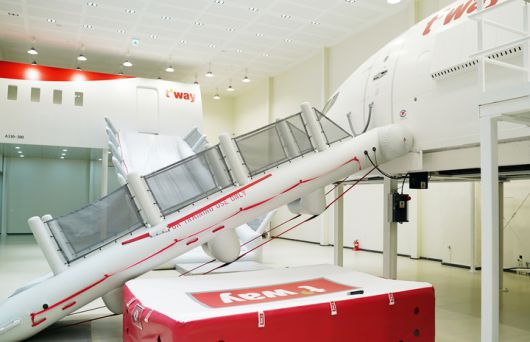 티웨이항공 훈련센터 비상탈출 슬라이드 *재판매 및 DB 금지