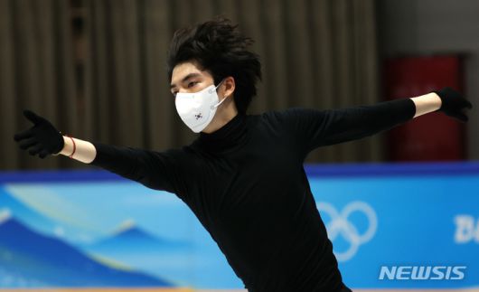 [베이징(중국)=뉴시스] 고범준 기자 = 피겨 스케이팅 차준환이 4일 오후 중국 베이징 캐피탈 실내경기장 인근 피겨 트레이닝 링크에서 2022 베이징동계올림픽대회를 앞두고 훈련을 하고 있다. 2022.02.04. bjko@newsis.com
