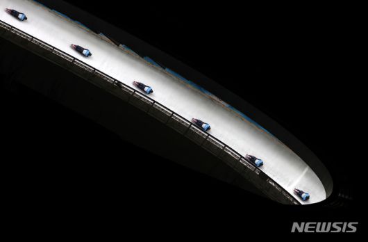 [베이징(중국)=뉴시스] 홍효식 기자 = 윤성빈이 11일 중국 베이징 옌칭 국립 슬라이딩 센터에서 열린 2022 베이징 동계올림픽 남자 스켈레톤 4차 레이스에서 주행하고 있다. (레이어 합성) 2022.02.11. yesphoto@newsis.com