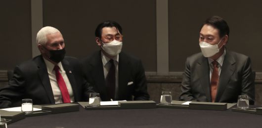 [서울=뉴시스] 최진석 기자 = 윤석열 국민의힘 대선 후보가 13일 서울 송파구 한 호텔에서 마이크 펜스 전 미국 부통령과 면담을 하고 있다. (사진=국민의힘 제공) 2022.02.13. photo@newsis.com *재판매 및 DB 금지