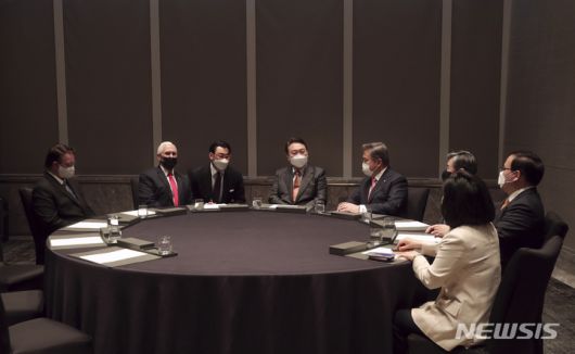 [서울=뉴시스] 최진석 기자 = 윤석열 국민의힘 대선 후보가 13일 서울 송파구 한 호텔에서 마이크 펜스 전 미국 부통령과 면담을 하고 있다. (사진=국민의힘 제공) 2022.02.13. photo@newsis.com *재판매 및 DB 금지