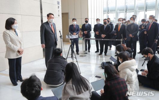 [서울=뉴시스] 국회사진기자단 = 윤석열 국민의힘 대선후보가 13일 오후 서울 송파구 롯데 시그니엘에서 마이크 펜스 전 미국 부통령을 면담하고 나온 뒤 취재진 질문에 답하고 있다. 2022.02.13. photo@newsis.com