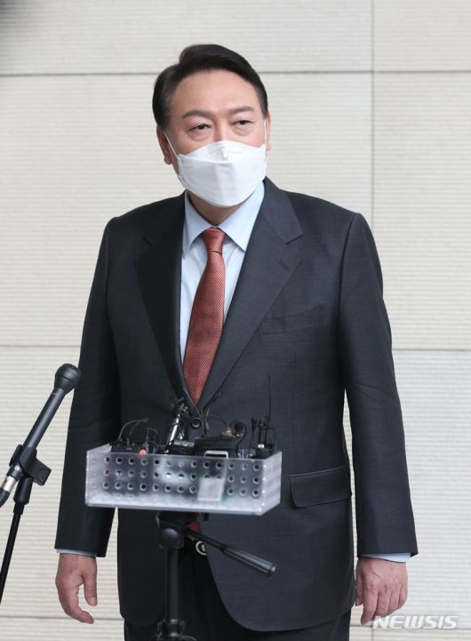 [서울=뉴시스] 국회사진기자단 = 윤석열 국민의힘 대선후보가 13일 오후 서울 송파구 롯데 시그니엘에서 마이크 펜스 전 미국 부통령을 면담하고 나온 뒤 취재진 질문에 답하고 있다. 2022.02.13. photo@newsis.com