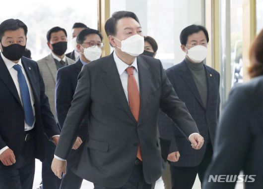 [서울=뉴시스] 국회사진기자단 = 윤석열 국민의힘 대선후보가 13일 오후 서울 송파구 롯데 시그니엘에서 마이크 펜스 전 미국 부통령을 면담하기 위해 들어서고 있다. 2022.02.13. photo@newsis.com