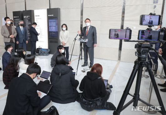[서울=뉴시스] 국회사진기자단 = 윤석열 국민의힘 대선후보가 13일 오후 서울 송파구 롯데 시그니엘에서 마이크 펜스 전 미국 부통령을 면담하고 나온 뒤 취재진 질문에 답하고 있다. 2022.02.13. photo@newsis.com