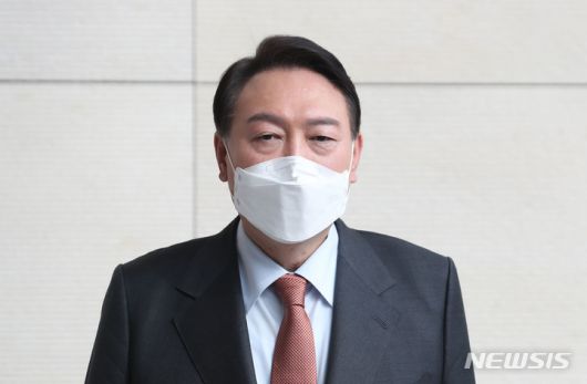 [서울=뉴시스] 국회사진기자단 = 윤석열 국민의힘 대선후보가 13일 오후 서울 송파구 롯데 시그니엘에서 마이크 펜스 전 미국 부통령을 면담하고 나온 뒤 취재진 질문에 답하고 있다. 2022.02.13. photo@newsis.com