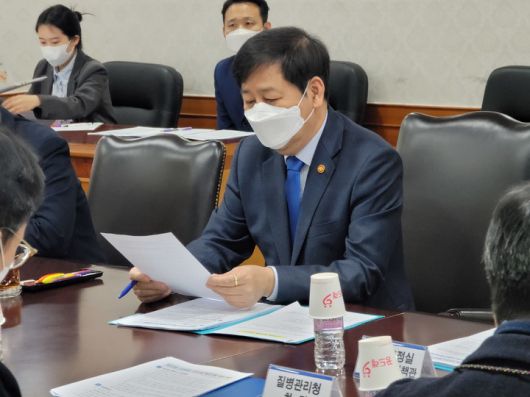 [서울=뉴시스] 사진은 이재명 정부 첫 기획재정부 장관으로 지명된 구윤철 서울대 경제학부 특임교수가 국무조정실장 시절인 2022년 2월 18일  선거지원 방역상황 점검회의를 개최하고 있는 모습 2022.02.18. (사진=국무조정실 제공) photo@newsis.com *재판매 및 DB 금지