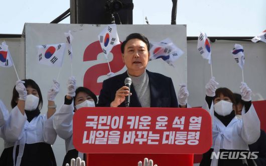 [천안=뉴시스] 전신 기자 = 윤석열 국민의힘 대선 후보가 3일 충남 천안 신세계백화점 천안아산점 앞에서 시민들을 향해 지지를 호소하고 있다. 2022.03.03. photo1006@newsis.com