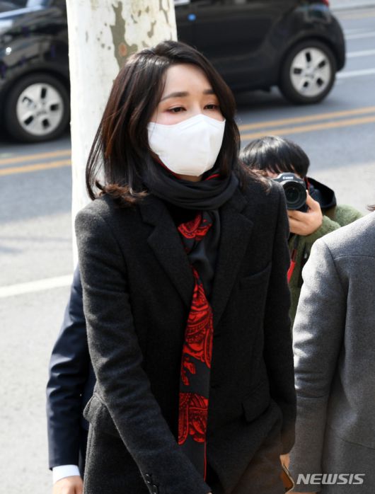 [서울=뉴시스] 백동현 기자 = 윤석열 국민의힘 대선 후보의 부인 김건희 씨가 지난 4일 오전 서울 서초구 서초1동 주민센터에 마련된 사전투표소에서 투표하기 위해 이동하고 있다. (공동취재사진) 2022.03.04. photo@newsis.com