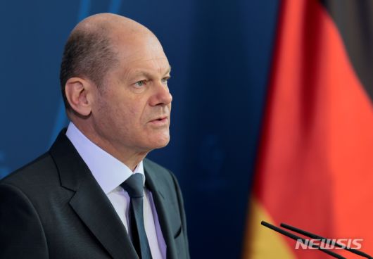 [베를린=AP/뉴시스] 올라프 숄츠 독일 총리가 지난 3일(현지시간) 독일 베를린에서 기자회견하고 있다. 2022.04.28.