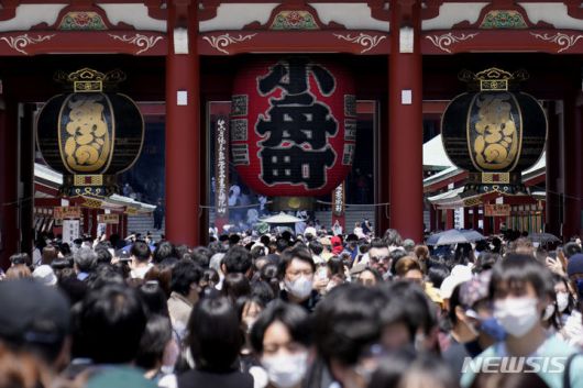 [도쿄=AP/뉴시스]신종 코로나가 5류로 전환되면서 여행 수요 회복이 뚜렷해지는 가운데 이번 연말연시 국내나 해외를 여행하는 사람은 감염 확산 전의 약 95% 수준까지 회복될 것이라는 전망이 나왔다. 사진은 2022년 5월4일 '골든위크' 연휴를 맞은 일본인들이 도쿄에서 가장 오래된 사찰인 아사쿠사의 센소지를 방문한 모습. 2023.12.06.