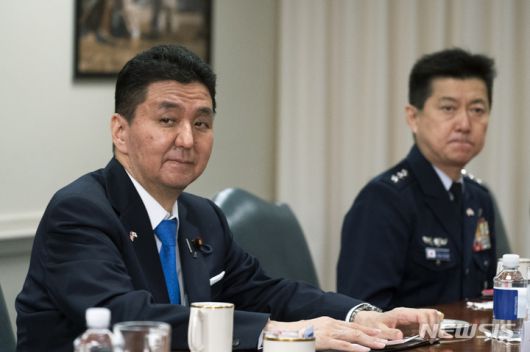 [워싱턴DC=AP/뉴시스]미국을 방문한 기시 노부오 일본 방위상이 지난 5월4일(현지시간) 미국 워싱턴DC 소재 국방부에서 로이드 오스틴 국방장관과 회담을 하고 있다. 2022.08.07.