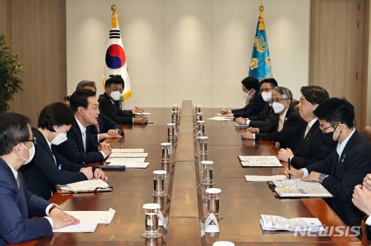 [서울=뉴시스] 홍효식 기자 = 윤석열 대통령이 10일 오후 용산 대통령실 접견실에서 일본의 하야시 요시마사 외무상을 접견하고 있다. 2022.05.10. yesphoto@newsis.com