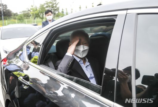 [의왕=뉴시스] 정병혁 기자 = 박근혜 정부 당시 청와대에 특수활동비를 제공한 혐의로 수감됐던 남재준 전 국가정보원장이 30일 경기 의왕시 서울구치소에서 가석방으로 나와 지지자들에게 인사를 하고 있다. 2022.05.30. jhope@newsis.com