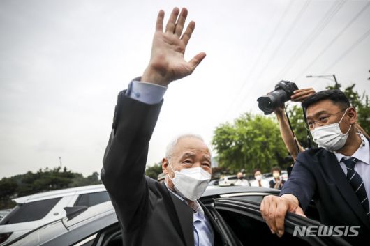 [의왕=뉴시스] 정병혁 기자 = 박근혜 정부 당시 청와대에 특수활동비를 제공한 혐의로 수감됐던 남재준 전 국가정보원장이 30일 경기 의왕시 서울구치소에서 가석방으로 나와 지지자들에게 인사를 하고 있다. 2022.05.30. jhope@newsis.com