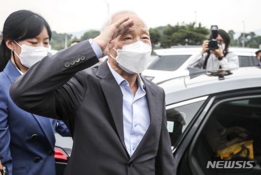 [의왕=뉴시스] 정병혁 기자 = 박근혜 정부 당시 청와대에 특수활동비를 제공한 혐의로 수감됐던 남재준 전 국가정보원장이 30일 경기 의왕시 서울구치소에서 가석방으로 나와 지지자들에게 인사를 하고 있다. 2022.05.30. jhope@newsis.com