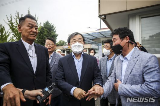 [의왕=뉴시스] 정병혁 기자 = 박근혜 정부 당시 청와대에 특수활동비를 제공한 혐의로 수감됐던 이병기 전 국가정보원장이 30일 경기 의왕시 서울구치소에서 가석방으로 풀려나고 있다. 2022.05.30. jhope@newsis.com