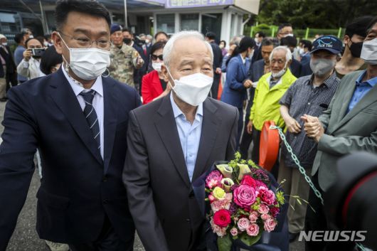 [의왕=뉴시스] 정병혁 기자 = 박근혜 정부 당시 청와대에 특수활동비를 제공한 혐의로 수감됐던 남재준 전 국가정보원장과 이병기 전 국가정보원장이 30일 경기 의왕시 서울구치소에서 가석방으로 풀려나고 있다. 2022.05.30. jhope@newsis.com