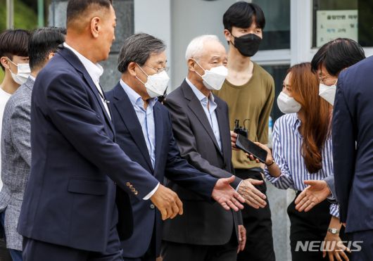 [의왕=뉴시스] 정병혁 기자 = 박근혜 정부 당시 청와대에 특수활동비를 제공한 혐의로 수감됐던 남재준 전 국가정보원장과 이병기 전 국가정보원장이 30일 경기 의왕시 서울구치소에서 가석방으로 풀려나고 있다. 2022.05.30. jhope@newsis.com