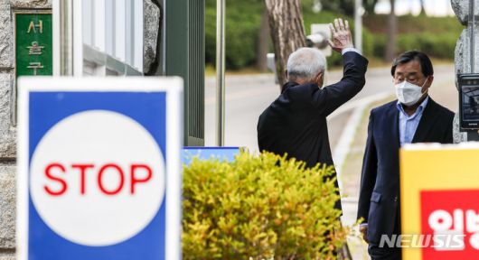 [의왕=뉴시스] 정병혁 기자 = 박근혜 정부 당시 청와대에 특수활동비를 제공한 혐의로 수감됐던 남재준 전 국가정보원장과 이병기 전 국가정보원장이 30일 경기 의왕시 서울구치소에서 가석방으로 풀려나고 있다. 2022.05.30. jhope@newsis.com