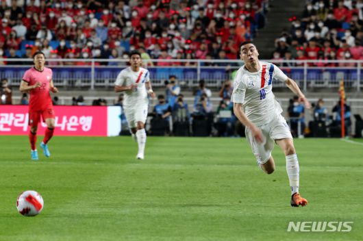 [서울=뉴시스] 백동현 기자 = 10일 오후 경기 수원시 수원월드컵경기장에서 열린 하나은행 초청 축구 국가대표팀 평가전 대한민국과 파라과이 경기, 파라과이 미구엘 알미론이 역주하고 있다. 2022.06.10. livertrent@newsis.com