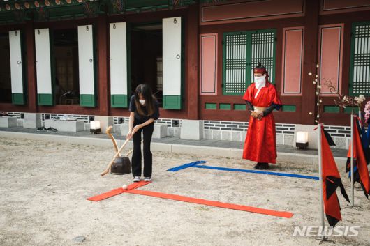[서울=뉴시스] '수라간 시식공감' 격구놀이 체험 중인 참가자들. (사진=한국문화재재단 제공) 2022.06.17. photo@newsis.com *재판매 및 DB 금지