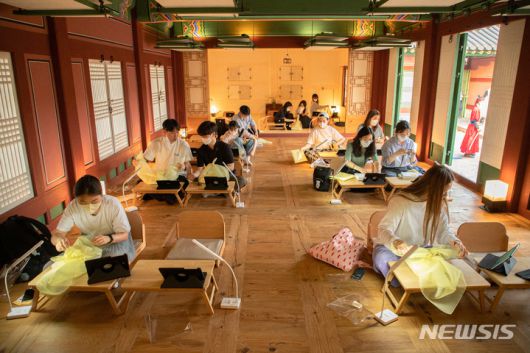 [서울=뉴시스] '수라간 시식공감' 노방 보자기 매듭 체험 중인 참가자들. (사진=한국문화재재단 제공) 2022.06.17. photo@newsis.com *재판매 및 DB 금지