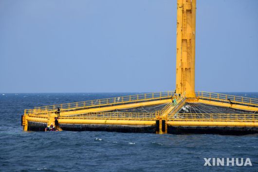 [칭다오=신화/뉴시스] 2022년 6월 18일 공개된 항공 사진에 앞선 7일 중국 산둥성 칭다오 앞바다의 어류 양식 실험 구역에서 직원들이 '선란 1호(Deep Blue No.1)'에 탑승해 대서양 연어를 수확하고 있다. '선란 1호'는 중국 서해 해안선에서 약 130해리(약 240km) 떨어진 해역에 있으며 중국이 건조한 최초의 완전 잠수형 심해 어류 양식 장비다. 5월 22일부터 6월 9일까지 이 장비를 통해 약 1만5천 마리의 대서양 연어가 어획됐으며, 이는 중국이 자가 번식한 심해산 대서양 연어의 첫 수확 사례로 기록됐다. 2025.06.11.