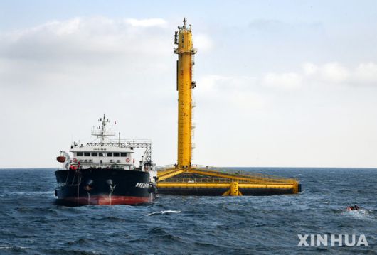 [칭다오=신화/뉴시스] 2022년 6월 18일 공개된 항공 사진에 앞선 7일 중국 산둥성 칭다오 앞바다의 어류 양식 실험 구역에서 연어 가공선 한 척이 대서양 연어를 수확하기 위해 '선란 1호(Deep Blue No.1)'에 접근하고 있다. '선란 1호'는 중국 서해 해안선에서 약 130해리(약 240km) 떨어진 해역에 있으며 중국이 건조한 최초의 완전 잠수형 심해 어류 양식 장비다. 5월 22일부터 6월 9일까지 이 장비를 통해 약 1만5천 마리의 대서양 연어가 어획됐으며, 이는 중국이 자가 번식한 심해산 대서양 연어의 첫 수확 사례로 기록됐다. 2025.06.11.