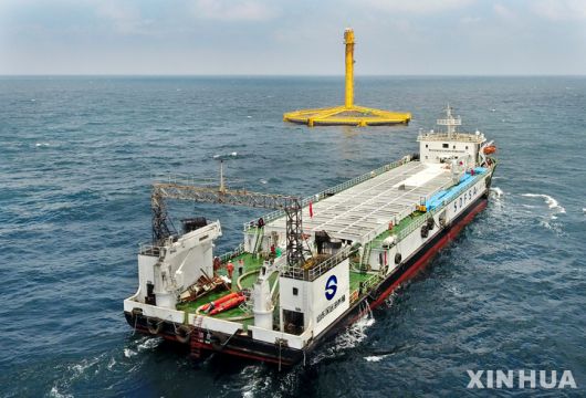 [칭다오=신화/뉴시스] 2022년 6월 18일 공개된 항공 사진에 앞선 7일 중국 산둥성 칭다오 앞바다의 어류 양식 실험 구역에서 연어 가공선 한 척이 대서양 연어를 수확하기 위해 '선란 1호(Deep Blue No.1)'에 접근하고 있다. '선란 1호'는 중국 서해 해안선에서 약 130해리(약 240km) 떨어진 해역에 있으며 중국이 건조한 최초의 완전 잠수형 심해 어류 양식 장비다. 5월 22일부터 6월 9일까지 이 장비를 통해 약 1만5천 마리의 대서양 연어가 어획됐으며, 이는 중국이 자가 번식한 심해산 대서양 연어의 첫 수확 사례로 기록됐다. 2025.06.11.