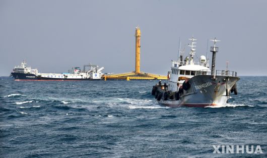 [칭다오=신화/뉴시스] 2022년 6월 18일 공개된 항공 사진에 앞선 7일 중국 산둥성 칭다오 앞바다의 어류 양식 실험 구역에서 연어 가공선 한 척이 대서양 연어를 수확하기 위해 '선란 1호(Deep Blue No.1)'에 접근하고 있다. '선란 1호'는 중국 서해 해안선에서 약 130해리(약 240km) 떨어진 해역에 있으며 중국이 건조한 최초의 완전 잠수형 심해 어류 양식 장비다. 5월 22일부터 6월 9일까지 이 장비를 통해 약 1만5천 마리의 대서양 연어가 어획됐으며, 이는 중국이 자가 번식한 심해산 대서양 연어의 첫 수확 사례로 기록됐다. 2025.06.11.