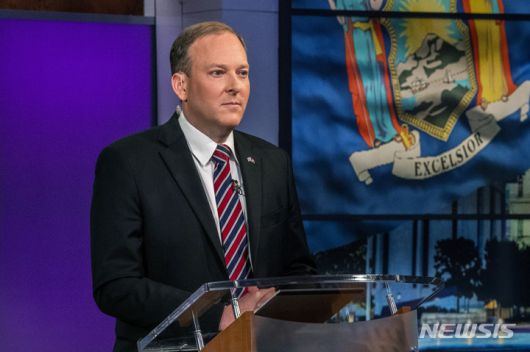 [뉴욕=AP/뉴시스] 뉴욕주지사 선거에 출마한 공화당 리 젤딘 하원의원이 2022년 7월 21일 유세 도중 공격을 당하기 전에 공화당 경선 TV토론에 참여한 모습. 2025.02.14.