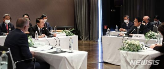 [마드리드=뉴시스] 전신 기자 = 윤석열 대통령이 29일(현지시간) 마드리드 매리어트 페리아 호텔에서 아태 파트너 4개국(한·일·호주·뉴질랜드) 정상 회동을 하고 있다. 왼쪽부터 앤서니 노먼 알바니지 호주 총리, 윤 대통령, 기시다 후미오 일본 총리. (사진=대통령실 제공) 2022.06.29. photo@newsis.com