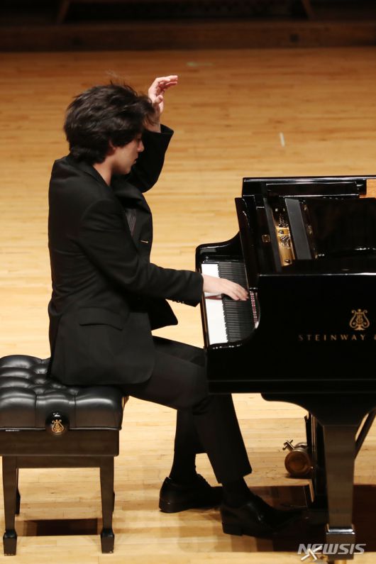 [서울=뉴시스] 박진희 기자 = 피아니스트 임윤찬이 30일 서울 서초구 한예종 서초동캠퍼스 이강숙홀에서 기자간담회에 앞서 연주를 하고 있다. 임윤찬은 지난 18일 미국 반 클라이번 국제 피아노 콩쿠르에서 역사상 최연소로 우승했다. 2022.06.30. pak7130@newsis.com