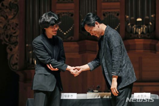 [서울=뉴시스] 박진희 기자 = 피아니스트 임윤찬의 스승 손민수 교수가 30일 서울 서초구 한예종 서초동캠퍼스 이강숙홀에서 열린 기자간담회에 앞서 임윤찬에게 고개 숙여 축하 인사를 하고 있다. 임윤찬은 지난 18일 미국 반 클라이번 국제 피아노 콩쿠르에서 역사상 최연소로 우승했다. 2022.06.30. pak7130@newsis.com