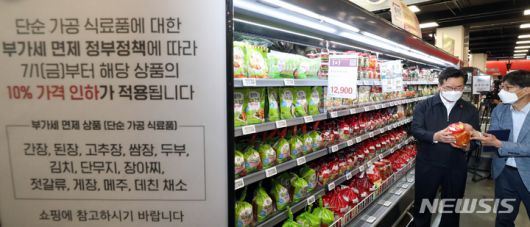 [세종=뉴시스] 강종민 기자 = 정황근 농림축산식품부 장관이 1일 오전 세종시 한 대형할인매장을 찾아 단순 가공식료품 부가세 면세 시행상황을 점검하고 있다. 2022.07.01. ppkjm@newsis.com