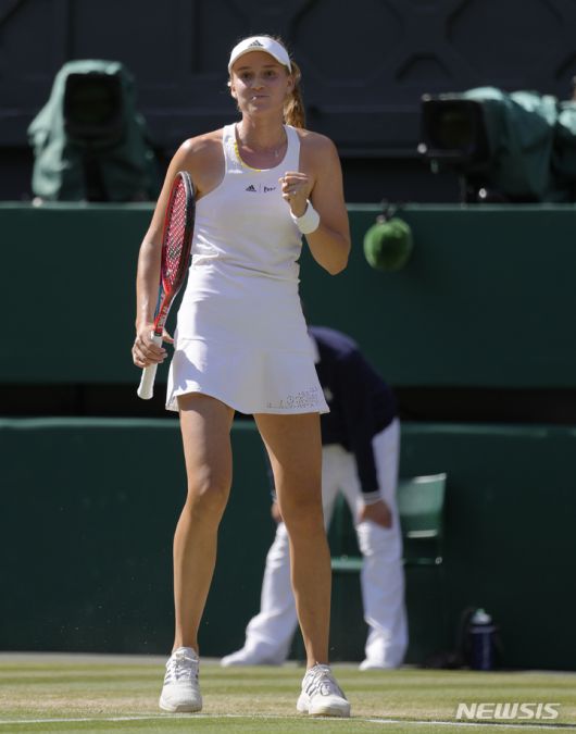 [윔블던=AP/뉴시스] 카자흐스탄의 엘레나 리바키나가 9일(현지시간) 런던에서 열린 윔블던 테니스 선수권 대회 여자 단식 결승에서 튀니지의 온스 자부르를 꺾고 있다. 2022.07.10.
