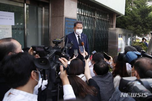 [서울=뉴시스] 배훈식 기자 = 박진 외교부 장관이 11일 오전 서울 종로구 일본대사관 공보문화원에 마련된 아베 신조 전 일본 총리 분향소를 찾아 조문한 뒤 취재진의 질문에 답하고 있다. (공동취재사진) 2022.07.11. photo@newsis.com