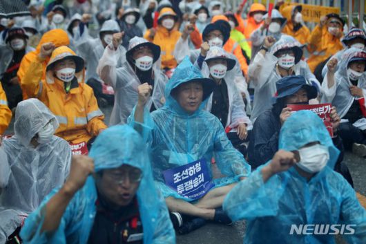 [서울=뉴시스] 김선웅 기자 = 대우조선 하청노동자들이 2022년 7월13일 서울 여의도 KDB산업은행 본점 앞에서 결의대회를 열고 임금 정상화, 노동환경 개선, 정부와 산업은행의 문재해결을 촉구하고 있는 모습. 2022.07.13. mangusta@newsis.com