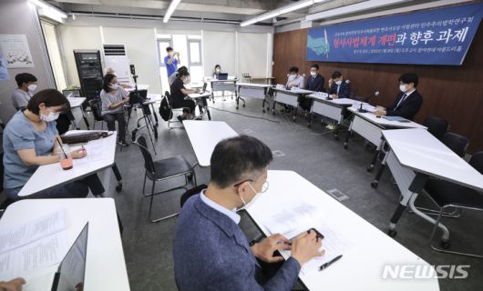 [서울=뉴시스] 김근수 기자 = 오병두 참여연대 형사사법개혁사업단장이 18일 오후 서울시 종로구 참여연대 아름드리홀에서 열린 '검·경개혁을 위한 형사사법체계 개편과 향후 과제' 토론회에서 발언하고 있다.  2022.07.18. ks@newsis.com