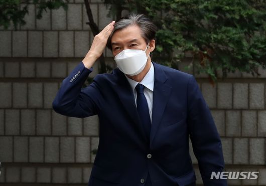 [서울=뉴시스] 이영환 기자 = 자녀입시 및 감찰무마 혐의로 재판을 받고 있는 조국 전 법무부 장관이 지난달 22일 오전 서울 서초구 서울중앙지법에서 열린 29차 공판에 출석하고 있다. 2022.08.04. 20hwan@newsis.com