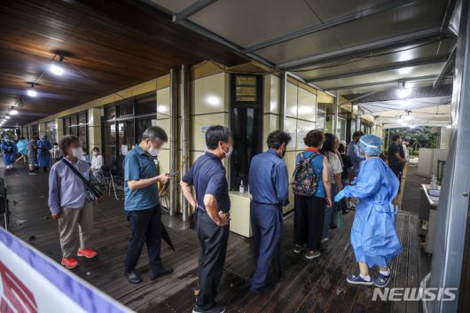 [서울=뉴시스] 정병혁 기자 = 코로나19 신규 확진자가 5만5292명으로 집계된 8일 오전 서울 송파구보건소 선별진료소를 찾은 시민들이 코로나19 검사를 받기 위해 줄 서 있다.  2022.08.08. jhope@newsis.com