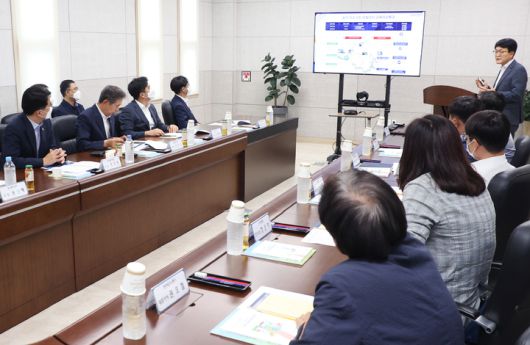 [서울=뉴시스] 지난 2022년 8월 17일 울산 수소연료전지 실증화센터에서 수소그린모빌리티 특구 실증 추진 현황을 점검하는 모습. (사진=중소벤처기업부 제공) 2022.08.17. photo@newsis.com *재판매 및 DB 금지