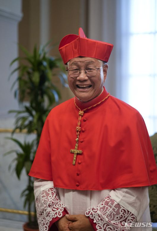 [바티칸=AP/뉴시스] 신임 추기경으로 서임된 유흥식 라자로(71) 대주교가 27일(현지시간) 바티칸 성 바오로 6세 홀에서 열린 리셉션에 참석해 활짝 웃고 있다. 유흥식 추기경은 앞서 성 베드로 대성전에서 열린 서임식에서 프란치스코 교황으로부터 신임 추기경으로 서임됐다. 2022.08.28.
