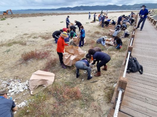 [안동=뉴시스] 2022년 9월 포항시 도구해수욕장에서 해양쓰레기 수거하는 자원봉사자들. (사진=포항시 제공) 2025.07.08 photo@newsis.com *재판매 및 DB 금지