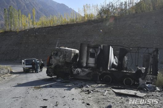 [아크사이=AP/뉴시스] 20일(현지시간) 키르기스스탄 수도 비슈케크 남서쪽 약 950㎞ 떨어진 아크사이 마을 도로에 키르기스스탄과 타지키스탄군과의 전투 중 파손된 차량이 불에 탄 채 널브러져 있다. 지난 14~16일 키르기스스탄과 타지키스탄 국경에서 무력 충돌이 일어나 지금까지 양측에서 100명에 달하는 사망자가 발생했다. 2022.09.21.