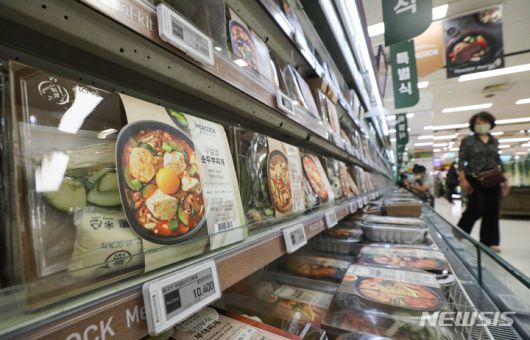 [서울=뉴시스] 권창회 기자 = 사회적 거리두기 영향으로 성장세를 보였던 밀키트 시장이 최근 외식 물가가 급등하며 주목받고 있다. 유로모니터에 따르면 국내 밀키트 시장 규모는 지난해 2587억원 규모에서 올해 3400억원 수준까지 신장할 전망이다. 사진은 23일 오후 서울 시내 한 대형마트에 진열된 밀키트. 2022.09.23. kch0523@newsis.com