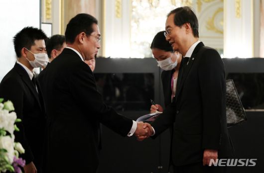 [도쿄=뉴시스] 김명원 기자 = 고 아베 신조 전 일본 총리의 조문사절단 단장인 한덕수 국무총리가 27일 오후 도쿄 아카사카 영빈관에서 열린 환영 연회(리셉션)에 참석해 기시다 후미오 일본 총리와 인사를 나누고 있다. 2022.09.27. kmx1105@newsis.com