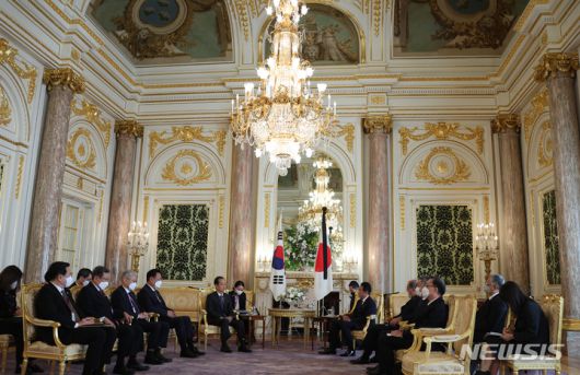 [도쿄=뉴시스] 김명원 기자 = 한덕수 국무총리가 28일 오전 일본 도쿄 아카사카 영빈관에서 기시다 후미오 일본 총리와 면담을 하고 있다. 2022.09.28. kmx1105@newsis.com