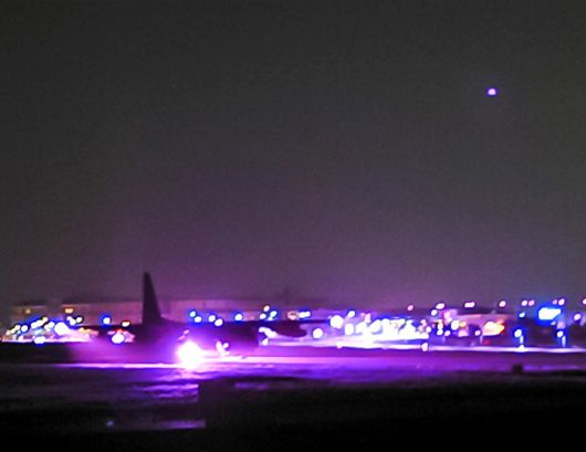 [서울=뉴시스] 주한 미 특수전사령부는 30일 페이스북(SNS)을 통해 '티크 나이프'(Teak Knife) 훈련 모습을 공개하며 "실질적 다영역 준비태세 연합 훈련이 전날 밤 대한민국의 험프리스 미군기지 비행장에서 수행됐다"고 밝혔다. (사진=주한미특전사 SNS) 2022.09.30. photo@newsis.com *재판매 및 DB 금지